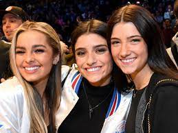 You can contact charli d amelio via house address, email address as well as social media. Tiktok Stars Addison Rae Dixie D Amelio Krass Die Bffs Steigen Gegeneinander In Den Boxring Bunte De
