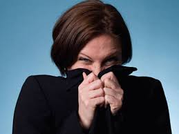 Le nettoyage à l'eau bicarbonatée exploite les propriétés détergentes et neutralisantes du bicarbonate, le saupoudrage parachève la désodorisation. Comment Enlever La Mauvaise Odeur D Un Vetement Tout Pratique