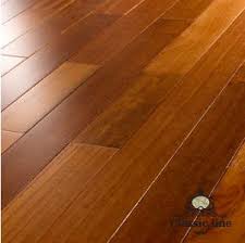 Oltre alle essenze, per il tuo pavimento in legno potrai scegliere tra diverse tipologie di parquet iperceramica. Fine Serie Parquet Legno Prefinito Kempass 1 Strip Doussie Rosso Spazzolato Olio Uv 5 18 Mq X 26 68 138 20