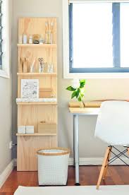 Deco Recup 4 Idees Bricoleuses Pour Transformer Une Planche En Bois En Piece Design Decouvrirdesign Deco Recup Diy Deco Deco