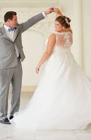 Pin By Alexandra Sitta On Plus Size Wedding Dresses Wedding Gown Accessories Wedding Dresses Curvy Bride