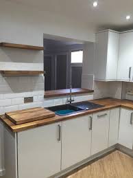 Pale grey kitchen with wood worktop uke strings notes. Wooden Kitchen Worktop Ideas Redboth Com White Glossy Kitchen White Kitchen Units Glossy Kitchen