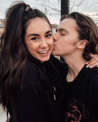 Find news about joel courtney movies, joel courtney shows, and all things joel courtney. Uberglucklich Kissing Booth Joel Courtney Hat Geheiratet Promiflash De