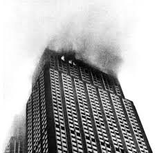 The dangerous nature of constructing what was then the world's tallest building can be seen in these photos from the new york public library's collection. 1945 Schlug Ein Flugzeug Im Empire State Building Ein Welt