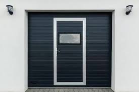 De asemenea, este complet mobilat si utilat la cele mai inalte standarde, amenajat de o companie de design interior pentru a pune in caut spatiu de inchiriat sau garaj pentru depozitare materiale. Boxe De Tip Garaj Home Facebook