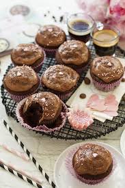 Ici Disi Cikolatali Ve Nemli Dokuya Sahip Bu Yumusacik Cupcakeler Harikulade Oldu Ustelik Normalde Standart Bir Cupcake Kalorisi 500 Ik Cupcake Gida Tatli