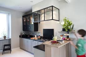 Une Cuisine Pleine De Charme Dans Un Petit Espace Les Ateliers Malegol Style Cuisine Cuisine Amenagee Buffet Salle A Manger