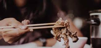 لو رأى الحالم أنه أعطى الميت الطعام سواء فاكهة أو أي نوع طعام آخر ولكن الحالم لم يتناول منه، فهذا دليل على أن الحالم سيخسر المال ويتعرض لضائقة مادية حادة. Ø±Ø¤ÙŠØ© Ø§Ù„Ù…ÙŠØª ÙÙŠ Ø§Ù„Ù…Ù†Ø§Ù… ÙˆÙ‡Ùˆ ÙŠØ£ÙƒÙ„ Ù…Ù‚Ø§Ù„