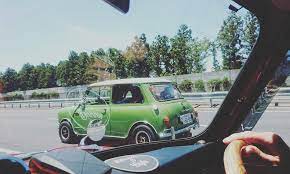la imagen puede contener una o varias personas coche y exterior mini