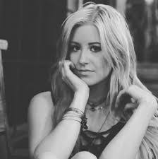 Lara Tanner's Instagram, Twitter & Facebook