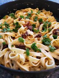 karboˈnaːra) is an italian pasta dish from rome made with egg, hard cheese, cured pork, and black pepper. Oc Fettuccine Alla Carbonara Foodporn