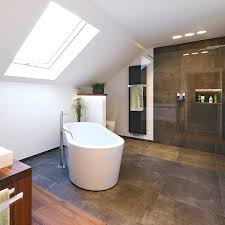 Modernisierung Im Bad Mit Viel Nussbaum Holz Und Weisslack Steinfliesen Und Individuellem Lichtkonzept Bathroom Bathtub