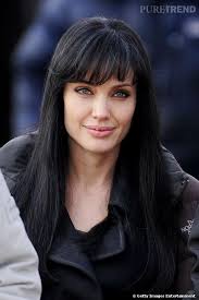 Meche miel sur cheveux noir beau 7 meilleures images du. Changement De Look Pour Angelina Jolie Elle Delaisse Le Temps D Un Film Son Brun Pour Une Coupe De Cheveux Longs Noir Corbeau Et Pare Son Front D Une Frange Puretrend