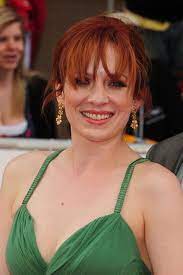 Katherine Parkinson Look She S Not Wearing A Dress Suit Every Time I See Her I Can T Help But Think If Her Sing British Actresses Celebrities Female Redheads