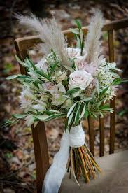 Herbstliche Hochzeit Im Boho Style Brautstrauss Selber Binden Aus Wachsblumen Pampasgras Ros Brautstrauss Blumen Auf Tischen Tischdekoration Hochzeit Blumen