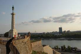 Merg des la belgrad, fiind din timisoara si pot spune ca este un oras de nota 10! Quer Durch Serbien