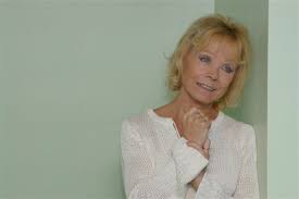 En 1952, elle remporte les championnats de france de gymnastique et, en 1962, le concours eurovision de la chanson pour la france, avec la chanson un premier amour. Isabelle Aubret Redonne Vie A Jean Ferrat Rfi Musique