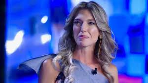 Maria teresa ruta è una delle conduttrici italiane rimaste nel cuore del pubblico per la sua estrema sensibilità e professionalità. Maria Teresa Ruta Vestita Da Sposa Ecco Perche Indossava Quel Vestito In Puntata Bigodino