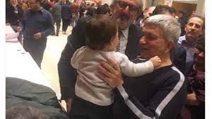 Dopo la nascita in una clinica californiana di tobia antonio, il figlio del leader di sel nichi vendola e del compagno 38enne eddy testa, si riaccende in italia il dibattito sulle adozioni e soprattutto sul tema scottante dell'utero in affitto. Emiliano Si Presenta A Tobia Antonio Il Figlio Di Nichi Vendola Chiamami Zio Michele La Repubblica