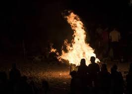Como ya es tradición, cada 23 de junio a las 00:00 horas los más supersticiosos realizan ritos por la festividad de san juan tanto en chile como en varios países europeos. La Noche De San Juan Que Se Celebra Actualidad El Pais