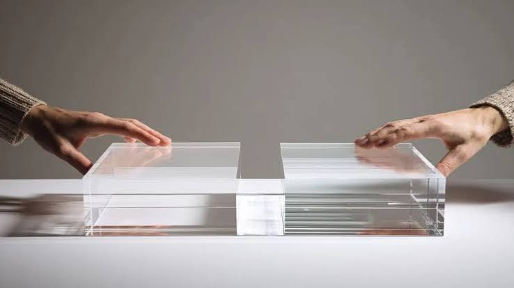 HDPE or Acrylic for Retail Displays: Which One Fits Your Store Better? - Feilong Acrylic