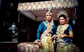 Malaysia yang terdiri daripada pelbagai bangsa dan budaya. Baju Bodo Bugis Semakin Diminati Jadi Busana Pilihan Free Malaysia Today Fmt