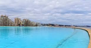 Plage de sable, restaurant, salles de cinéma et boîtes de nuit : La Plus Grande Piscine Du Monde Survolee En Drone Au Chili Entreprise Sanitaire A Geneve Troger Sa Installations Sanitaires Et Industrielles Interventions Dans Toute La Suisse Romande