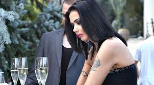 Palestinianul este cu 14 ani mai mic decât vedeta, iar relația lor a început în urmă cu 3 ani. Cum A Comentat Oana ZÄƒvoranu Imaginile In Care SoÅ£ul Ei E Cu O AltÄƒ Femeie ActriÅ£a Din Sacrificiul A RÄƒbufnit Impact