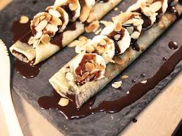 Crepes Sauce Chocolat Bananes Et Amandes Effilees Recette Amandes Effilees Recette De Crepes Sucrees Recette Dessert