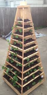 12 Fantastic Vertical Gardens Made With Pallets Idees Jardin Jardin Sureleve Jardin En Hauteur