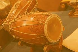 Alat musik melodis yang dimainkan dengan cara dipetik ini bisa dibilang sangat fleksibel dan cocok untuk. 10 Alat Musik Pukul Beserta Penjelasan Dan Contohnya Guratgarut
