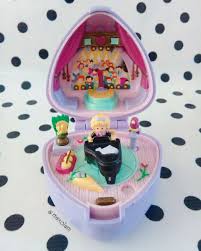 Includes hidden hideouts, hidden reveals and 3 surprise accessories (2 the doll can wear), micro lila doll and sticker sheet. Polly Pocket Perfect Piano Recital Ring 1991 Polly Pocket Polly Pocket Dolls Polly Pocket World
