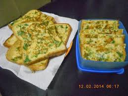 Kocok telur, susu, keju, merica, dan garam hingga rata. Namakucella Roti Telur Goreng Bekal Hari Rabu