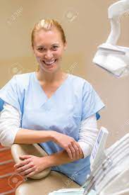 手術スタッフのフレンドリーな口腔内歯科看護婦の笑みを浮かべてください。 の写真素材・画像素材. Image 15310220.