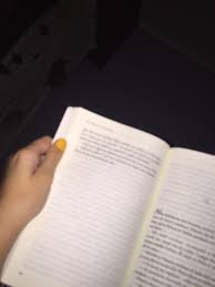 Encontrar un libro que te transmita sentimientos. Foto Leyendo Libro Wallpaper Libros Wallpaper Leer Libros Para Leer