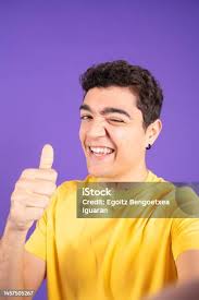 Photo libre de droit de Big Pouce Levé De Violet Guy banque d'images et  plus d'images libres de droit de Deux pouces levés