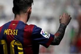 El codo del jugador de fútbol está adornado con motivos de la arquitectura de la cúpula. á… Tatuajes De Messi Tatuajes Tattoos