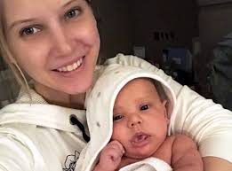 Annak ellenére, hogy a kis mendel természetes úton fogant meg, nem biztos, hogy újra meg tud foganni a műsorvezető: Cuki Video Szabo Zsofi Kisfiarol Hellobaby Magazin
