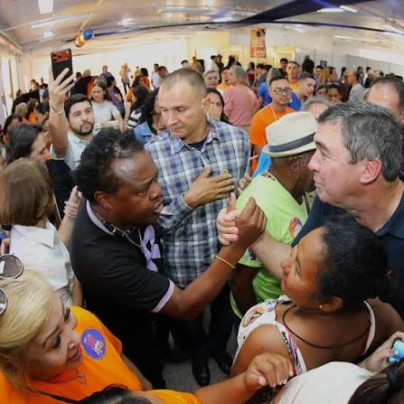 Andar. Conversar com as pessoas." Foi assim que o governador Eduardo Riedel resumiu o plano para os próximos 45 dias de campanha. Neste domingo (16), o primeiro movimento nas ruas: eventos ao