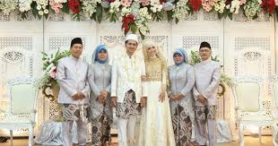 Pakaian adat jawa tengah untuk pria dan wanita, nama pakaian adat, deskripsi makna penjelasan & filosofi, pakaian pengantin, baju adat dan busana adat pakaian adat jawa tengah ini hampir sama dengan pakaian adat yogyakarta, akan tetapi banyak juga perbedaan yang bisa kita lihat jika mau. 12 Inspirasi Kebaya Untuk Mama Di Hari Pernikahanmu Beliau Juga Pantas Untuk Tampil Sempurna Lho