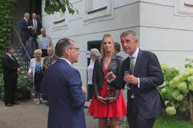 Andrej babiš exkluzivně na tv nova. Babisova Dcera Vivien Jako Mama Monika Kabelka S Lebkou A Jehly Za Desitky Tisic Blesk Cz