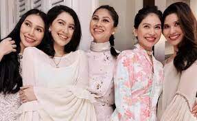 Pelakon anzalna nasir dan suaminya, hanif zaki bakal menerima kehadiran cahaya mata lelaki. Anzalna Nasir Bangga Adik Usia 23 Tahun Dapat Tawaran Sambung Phd