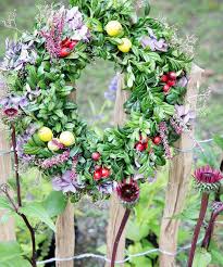 Herbstkranze Einfach Selber Binden Aus Hortensien Hagebutten Zweigen Und Herbstblumen Ideen Und Anleitungen Findest Du Herbstkranz Herbstkranze Kranze Diy