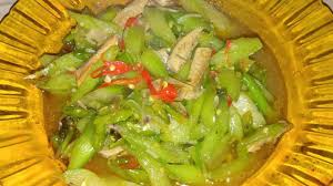Lompong ini merupakan istilah yang digunakan untuk bagian batang hingga daun tanaman talas sehingga sayur lompong merupakan sayur bagian batang dan daun talas. Resep Masakan Indonesia Sehari Hari Tumis Lompong Atau Batang Talas Youtube