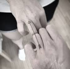 Tatuajes Para Parejas Disenos Y Significados Originales En 2020 Tatuajes De Parejas Mejores Tatuajes Para Parejas Tatuajes Que Hacen Juego