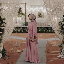 8 Inspirasi Bridesmaid Dress Dengan Hijab Simple Tapi Anggun Gaun Perkawinan Pakaian Pernikahan Gaun Wisuda