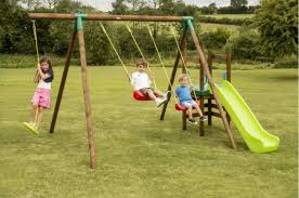 Spielgeräte im garten sollten zur körperlichen bewegung anregen und dem kind gleichzeitig auch abwechslung bieten. Schaukel Mit Rutsche Spass Am Spielplatz Archzine Net