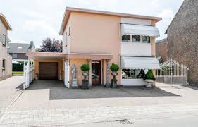 1.000 m2 große villa besteht aus drei etagen und bietet platz für bis zu 20 personen. Dieses Unscheinbare Haus Sieht Von Innen Aus Wie Eine Konigliche Vintage Villa Heftig