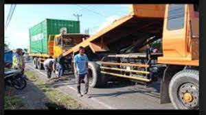 Cara menggambar mobil truk kontainer untuk anak sd download gambar. Kecelakaan Di Jalan Pangeran Ayin Dekat Indogrosir Palembang 2 Truk Kontainer Adu Kambing Tribun Sumsel