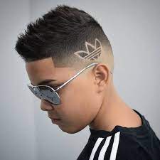 Elige tu peinado de pelo corto para un estilo elegante. Boys Haircuts Design Boys Haircuts With Designs Haircut Designs Hair Designs For Boys